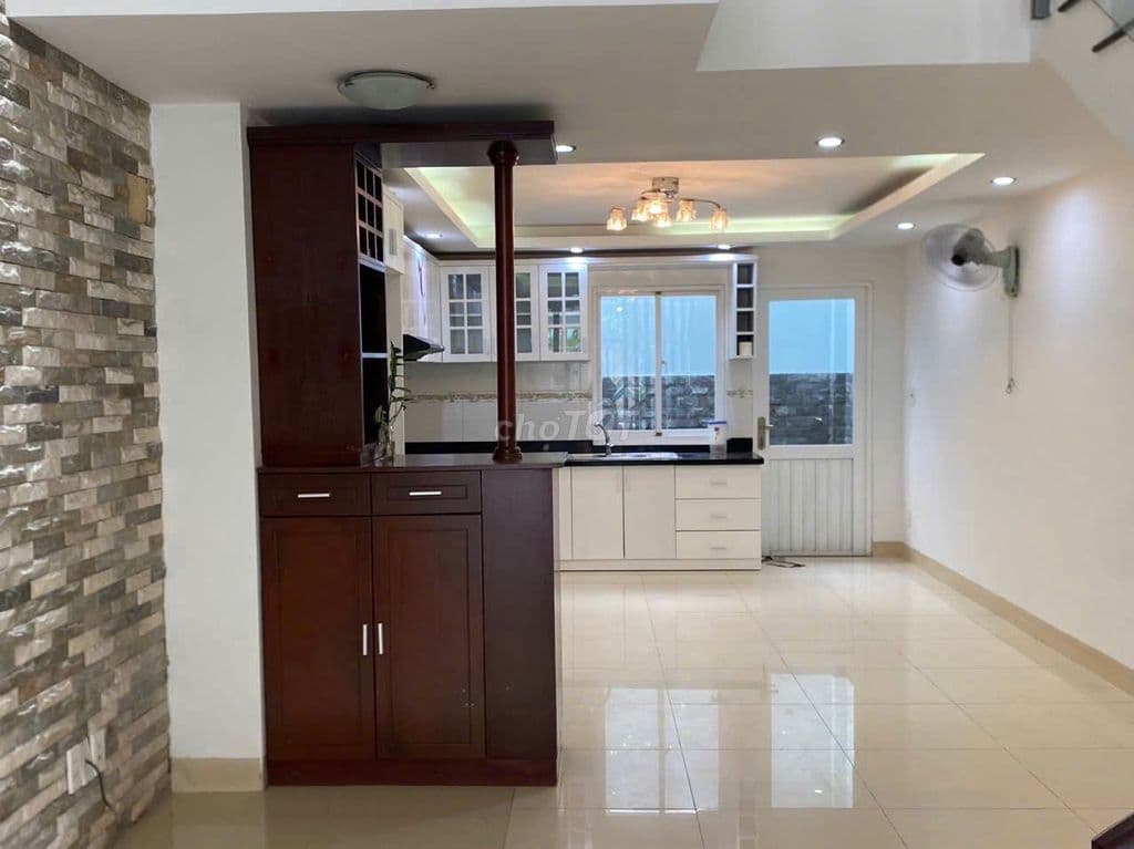 Nhà mặt phố 4 tầng nằm ở Tân Phong, Quận 7