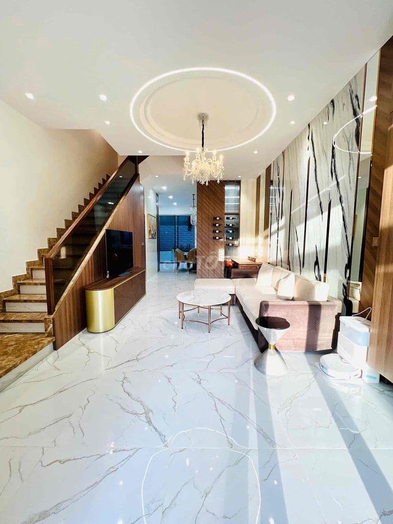 nhà mặt tiền đường 16m gần Vinhomes grand park