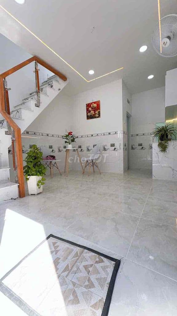 nhà mới gần chợ, vị trí đẹp, khu dân cư