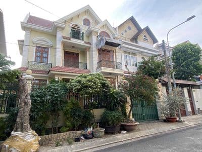 Biệt Thự 12x20 Hằm Trệt 2 lầu áp mái