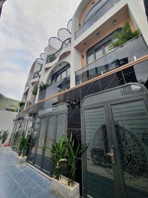 NHÀ MỚI 3 TẦNG(45m2). 1 Căn ra mặt tiền-Ngay Chợ Xóm Mới. Gía: 5.x tỷ