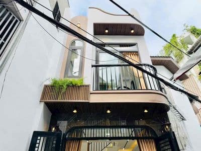 Nhà nhỏ 1 xẹc ngắn nở hậu 1 lầu nội thất đầy đủ . Giá 3 tỷ 500..