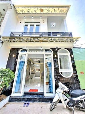 BÁN NHÀ ĐẸP MỚI HOÀN THIỆN KẾ BÊN Q7