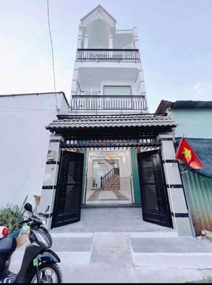 Nhà 3 Tầng Gồm 6 phòng ngủ ban công trước sau rất hiếm.