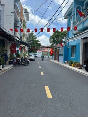 Ngang 4.2 dài 16m xây 3 tầng. HXH ngay Khu Bắc Hải - Lý Thường Kiệt