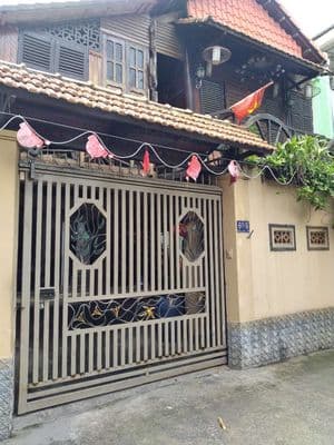 Nhà 2 mặt tiền, mặt trước giáp sông.
