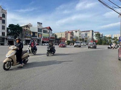 NHÀ 5 TẦNG TT THỊ TRẤN CHÚC SƠN , Ô TÔ ĐỖ CỬA , Về ở ngay