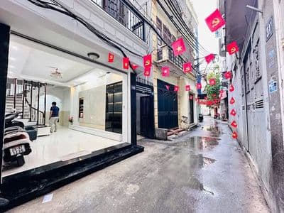 bán nhà 42m2 Xuân Thủy lô góc ô tô vào nhà