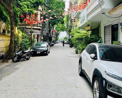 bán nhà 61m2 Nguyễn Văn Huyên ô tô tránh