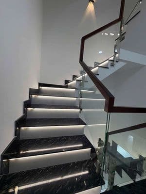 BÁN NHÀ MỚI XÂY 100% SÁT AOEN KO LỘ GIỚI KO QUY HOẠCH 4 TẦNG NHỈNH 6TY