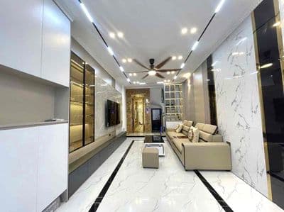 Nhà Nguyễn Khánh Toàn, Ngõ Ô tô, Thang Máy, 2 Thoáng, Mới, Full Đồ