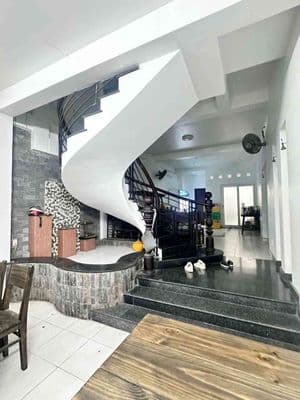 BÁN GẤP MẶT TIỀN ĐẶNG THÙY TRÂM