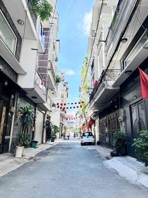 NHÀ ĐẸP Ở NGAY- HẺM XE HƠI THÔNG-PHƯỜNG 15- TÂN BÌNH- DT 4X14- 5 TẦNG