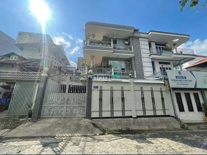 24 Tỷ! Bán Khuôn Đất Xây Cao Hẻm Xe Hơi Ngay Vincom Nguyễn Xí - 10x16m