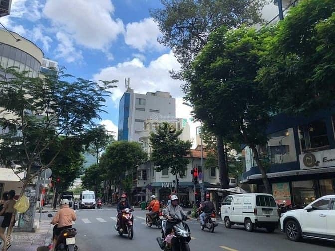 Bán nhà MT Hai Bà Trưng P6 Quận 3, dt:15x30m giá 185 tỷ TL