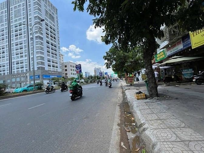 Bán nhà mt Nguyễn Minh Hoàng phường 12, Tân Bình. DT: 4,2x25m.
