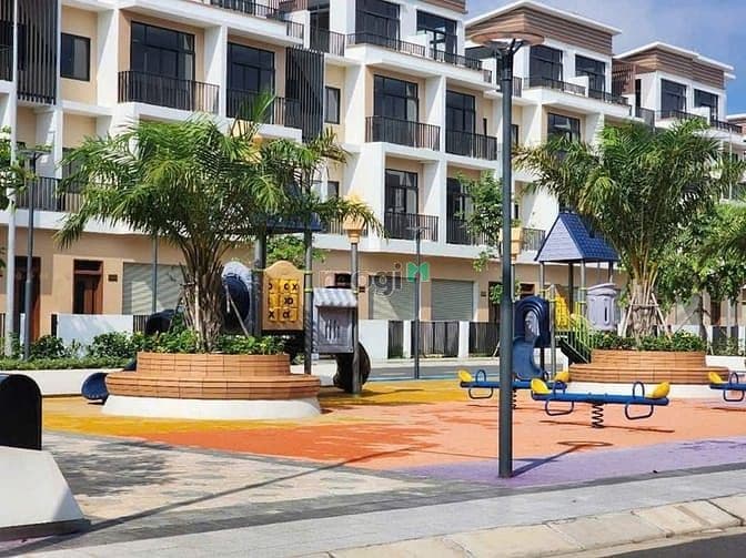 chuyển nhượng nhà phố D-LK.39 ngay công viên, trường học fpt long an